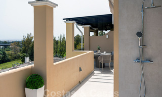 Eigentijds gerenoveerd appartement te koop met ruim terras, zee- en bergzicht in La Quinta golfresort, Benahavis - Marbella 34856 