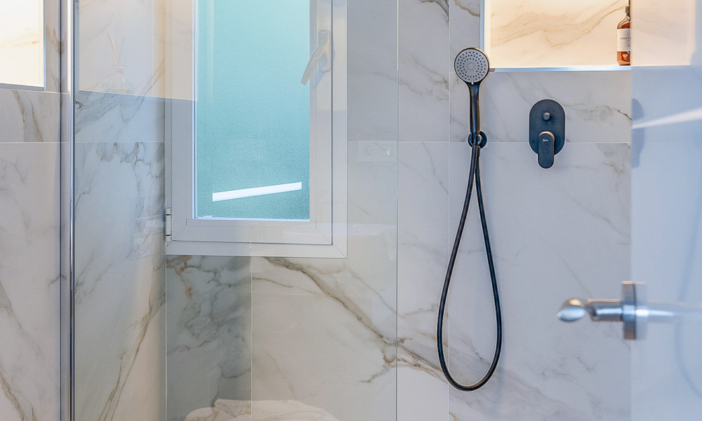 Eigentijds gerenoveerd appartement te koop met ruim terras, zee- en bergzicht in La Quinta golfresort, Benahavis - Marbella 34868