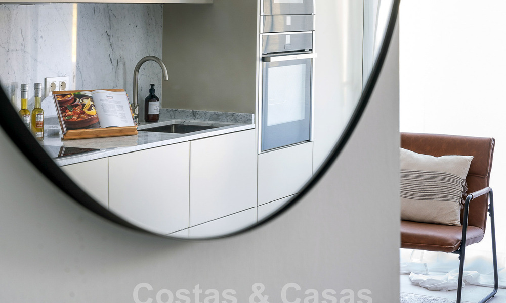 Eigentijds gerenoveerd appartement te koop met ruim terras, zee- en bergzicht in La Quinta golfresort, Benahavis - Marbella 34872