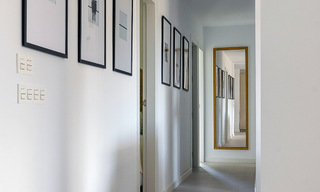 Eigentijds gerenoveerd appartement te koop met ruim terras, zee- en bergzicht in La Quinta golfresort, Benahavis - Marbella 34875 