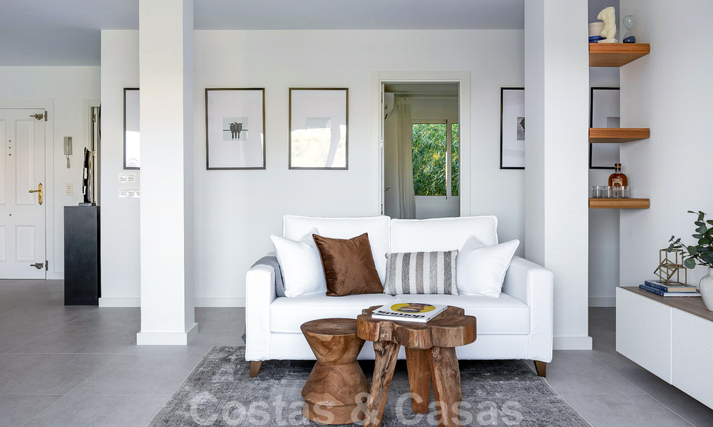 Eigentijds gerenoveerd appartement te koop met ruim terras, zee- en bergzicht in La Quinta golfresort, Benahavis - Marbella 34880