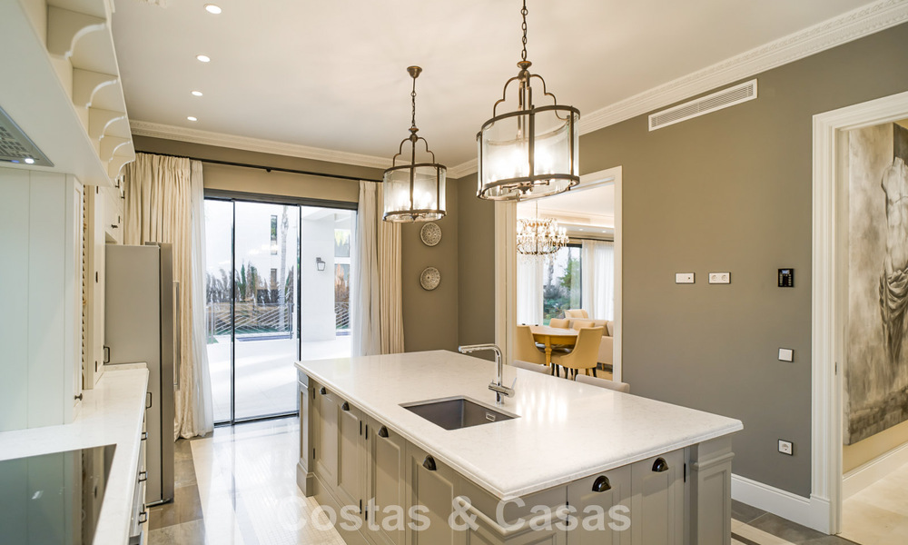 Luxevilla te koop in een eigentijdse klassieke stijl met zeezicht in vijfsterren golfresort in Marbella - Benahavis 775515