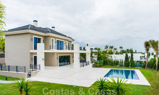 Nieuwbouw villa te koop in een hedendaagse klassieke stijl met zeezicht in vijfsterren golfresort in Marbella - Benahavis 34930 