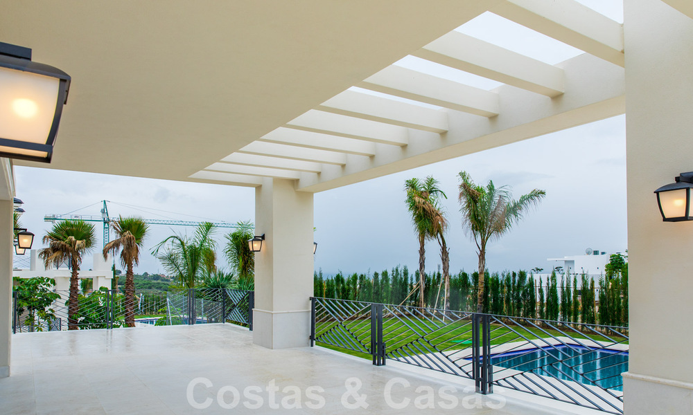 Nieuwbouw villa te koop in een hedendaagse klassieke stijl met zeezicht in vijfsterren golfresort in Marbella - Benahavis 34933