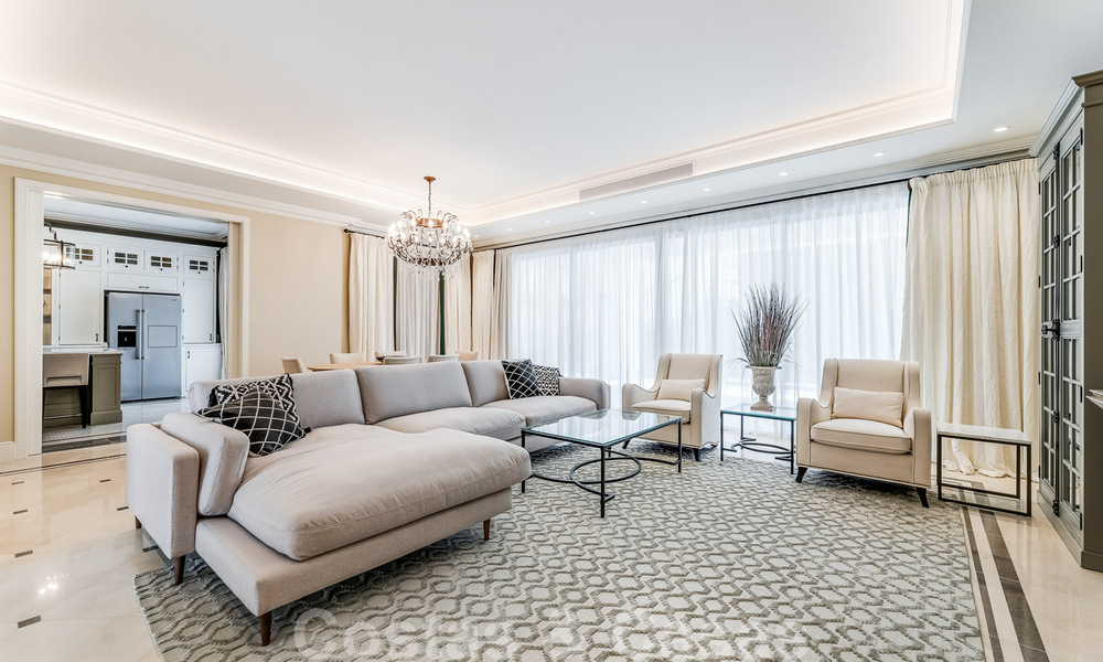 Nieuwbouw villa te koop in een hedendaagse klassieke stijl met zeezicht in vijfsterren golfresort in Marbella - Benahavis 34948