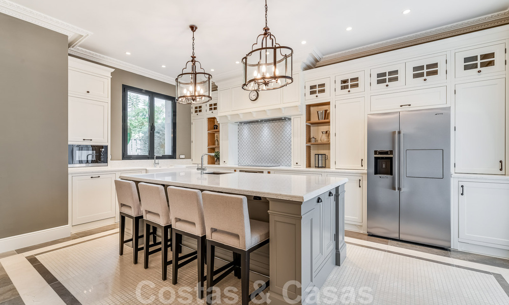 Nieuwbouw villa te koop in een hedendaagse klassieke stijl met zeezicht in vijfsterren golfresort in Marbella - Benahavis 34949