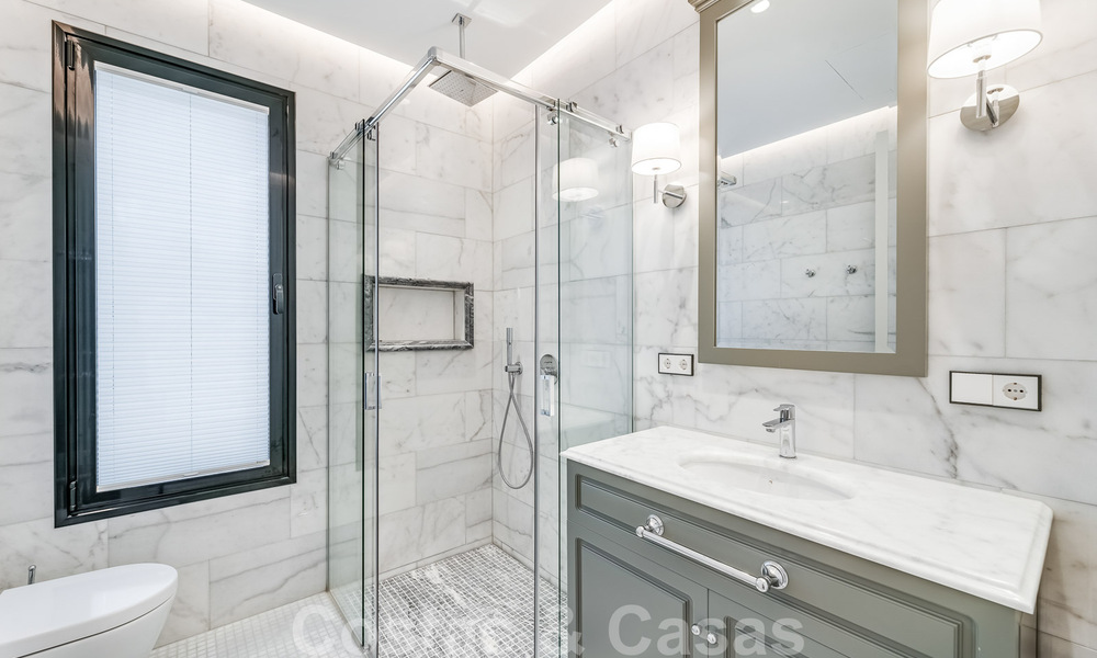 Nieuwbouw villa te koop in een hedendaagse klassieke stijl met zeezicht in vijfsterren golfresort in Marbella - Benahavis 34959