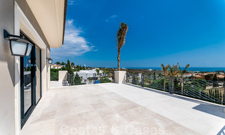 Nieuwbouw villa te koop in een hedendaagse klassieke stijl met zeezicht in vijfsterren golfresort in Marbella - Benahavis 34966 