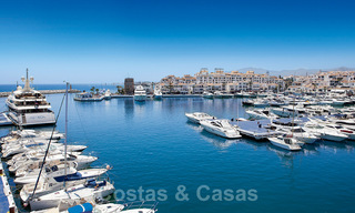 Moderne luxe appartementen te koop aan een idyllisch meer met panoramisch uitzicht in Nueva Andalucia - Marbella. NIEUWE FASE. 34973 