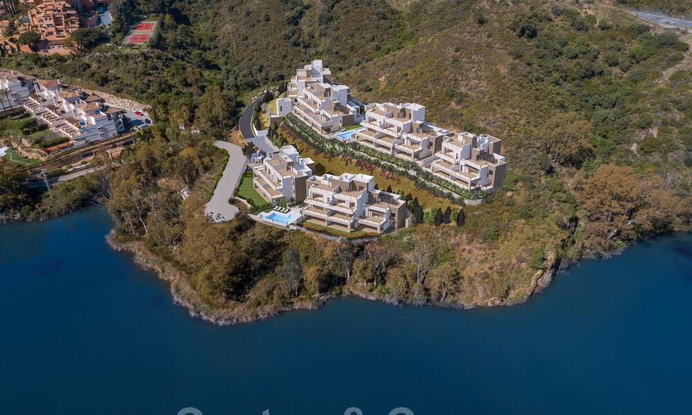 Moderne luxe appartementen te koop aan een idyllisch meer met panoramisch uitzicht in Nueva Andalucia - Marbella. NIEUWE FASE. 34984