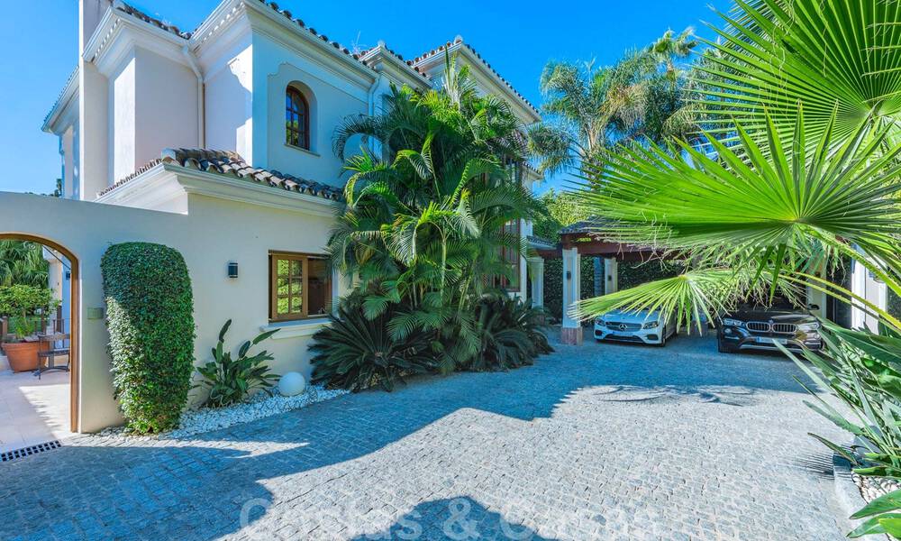 Villa te koop in exclusieve woonwijk aan de strandzijde van de Golden Mile in Marbella 35048