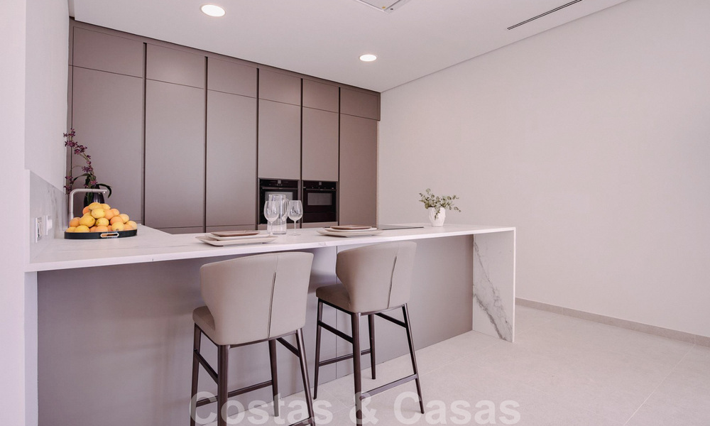 Moderne design villa te koop op korte wandelafstand van het strand en beachclubs en op loopafstand van de promenade en het centrum van San Pedro, Marbella 38011