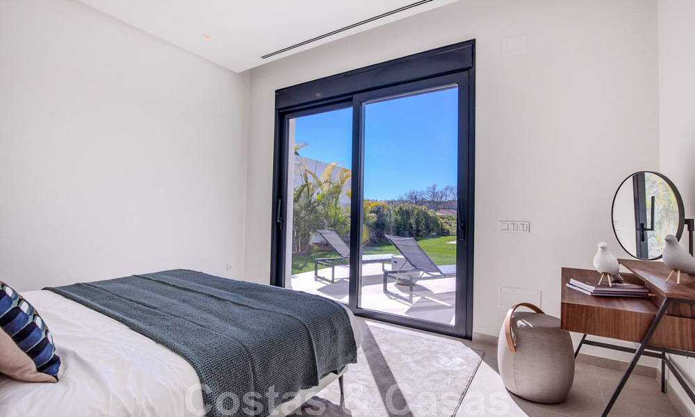 Moderne design villa te koop op korte wandelafstand van het strand en beachclubs en op loopafstand van de promenade en het centrum van San Pedro, Marbella 38018