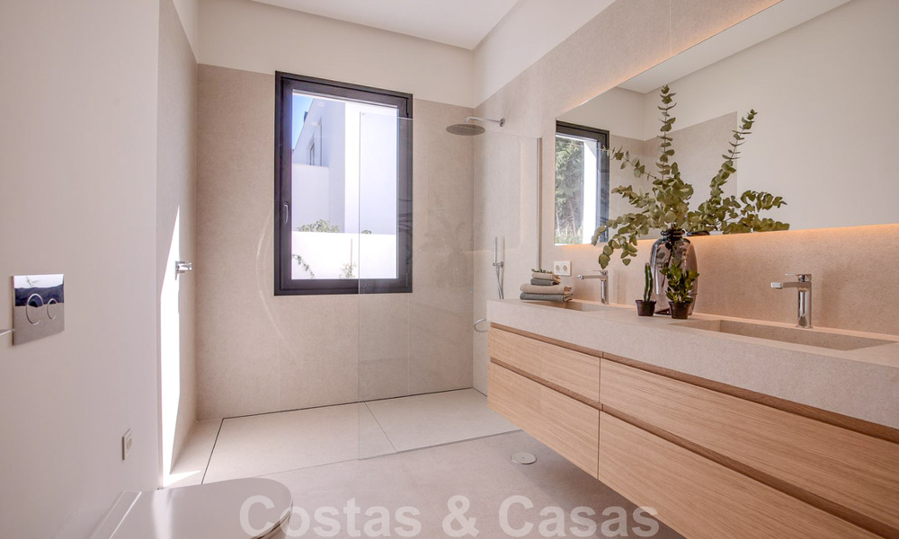 Moderne design villa te koop op korte wandelafstand van het strand en beachclubs en op loopafstand van de promenade en het centrum van San Pedro, Marbella 38020