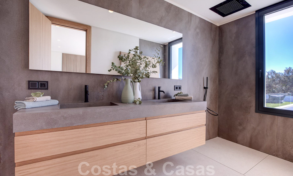 Moderne design villa te koop op korte wandelafstand van het strand en beachclubs en op loopafstand van de promenade en het centrum van San Pedro, Marbella 38023