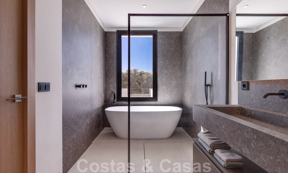 Moderne design villa te koop op korte wandelafstand van het strand en beachclubs en op loopafstand van de promenade en het centrum van San Pedro, Marbella 38027