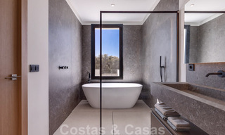 Moderne design villa te koop op korte wandelafstand van het strand en beachclubs en op loopafstand van de promenade en het centrum van San Pedro, Marbella 38027 