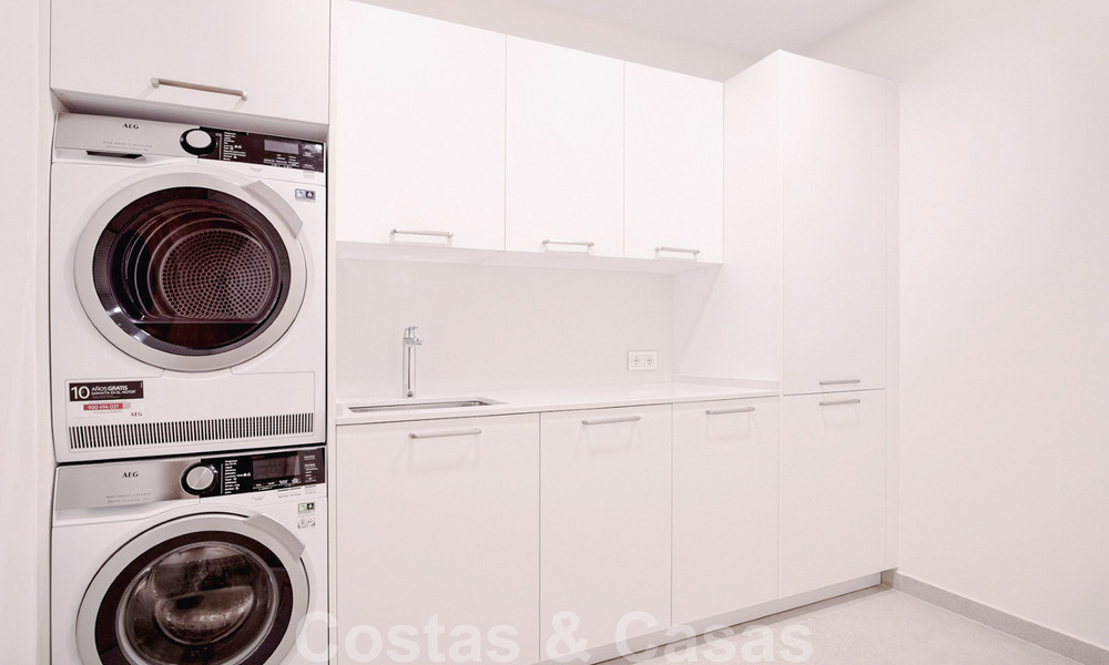 Moderne design villa te koop op korte wandelafstand van het strand en beachclubs en op loopafstand van de promenade en het centrum van San Pedro, Marbella 38031