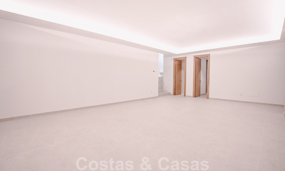 Moderne design villa te koop op korte wandelafstand van het strand en beachclubs en op loopafstand van de promenade en het centrum van San Pedro, Marbella 38032