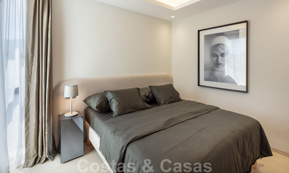 Instapklare moderne luxevilla te koop in een afgesloten woonwijk in Nueva Andalucia, Marbella 35141
