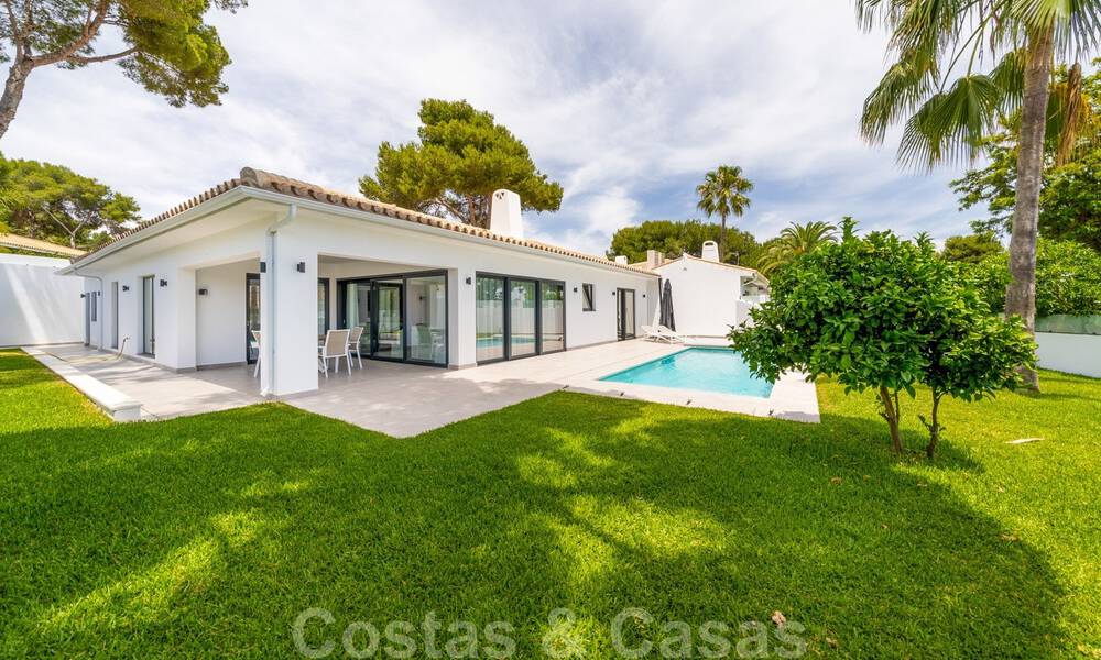 Volledig gerenoveerde moderne luxevilla te koop in Los Monteros, op wandelafstand van de mooiste stranden van Marbella 35269