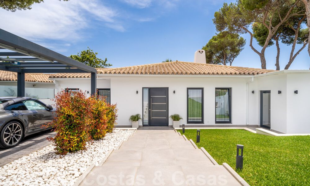 Volledig gerenoveerde moderne luxevilla te koop in Los Monteros, op wandelafstand van de mooiste stranden van Marbella 35276