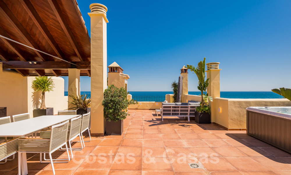 Eigentijds gerenoveerd eerstelijnsstrand Penthouse te koop met panoramisch zeezicht op de New Golden Mile tussen Marbella en Estepona 35277