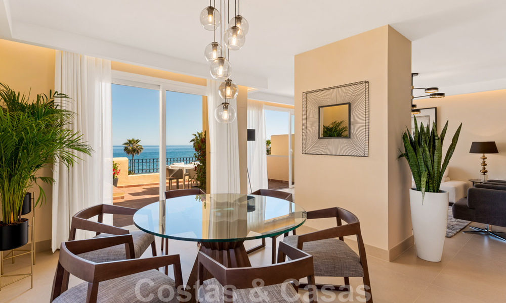 Eigentijds gerenoveerd eerstelijnsstrand Penthouse te koop met panoramisch zeezicht op de New Golden Mile tussen Marbella en Estepona 35278