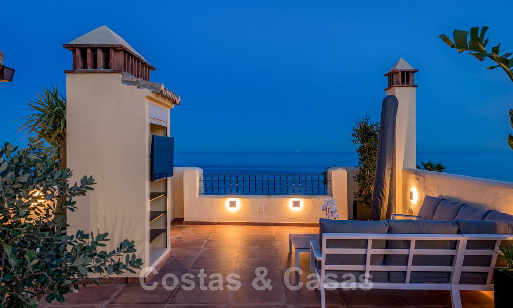 Eigentijds gerenoveerd eerstelijnsstrand Penthouse te koop met panoramisch zeezicht op de New Golden Mile tussen Marbella en Estepona 35280