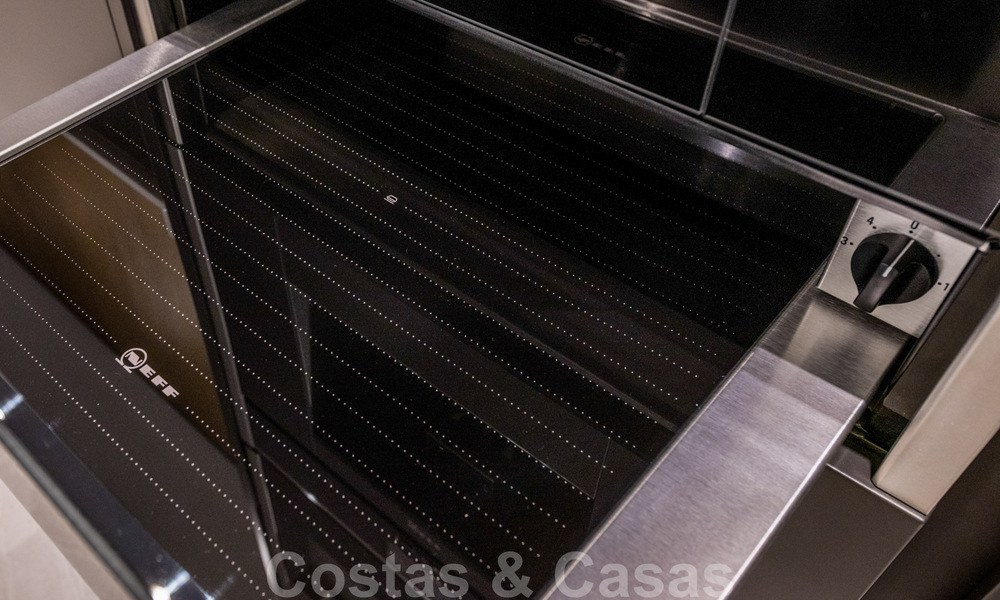 Eigentijds gerenoveerd eerstelijnsstrand Penthouse te koop met panoramisch zeezicht op de New Golden Mile tussen Marbella en Estepona 35281