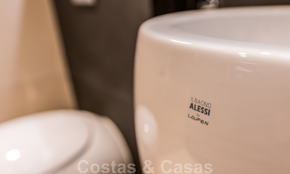 Eigentijds gerenoveerd eerstelijnsstrand Penthouse te koop met panoramisch zeezicht op de New Golden Mile tussen Marbella en Estepona 35282