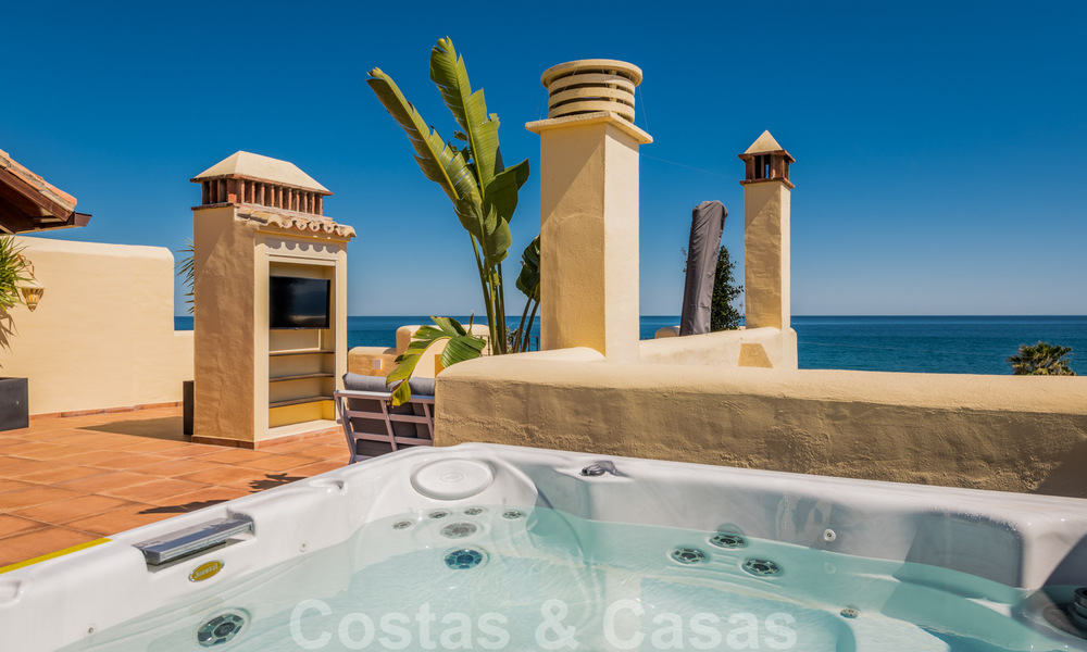 Eigentijds gerenoveerd eerstelijnsstrand Penthouse te koop met panoramisch zeezicht op de New Golden Mile tussen Marbella en Estepona 35285