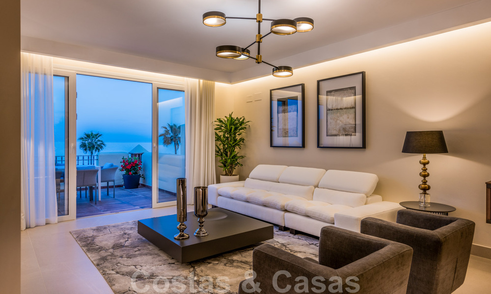 Eigentijds gerenoveerd eerstelijnsstrand Penthouse te koop met panoramisch zeezicht op de New Golden Mile tussen Marbella en Estepona 35286
