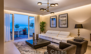Eigentijds gerenoveerd eerstelijnsstrand Penthouse te koop met panoramisch zeezicht op de New Golden Mile tussen Marbella en Estepona 35286 