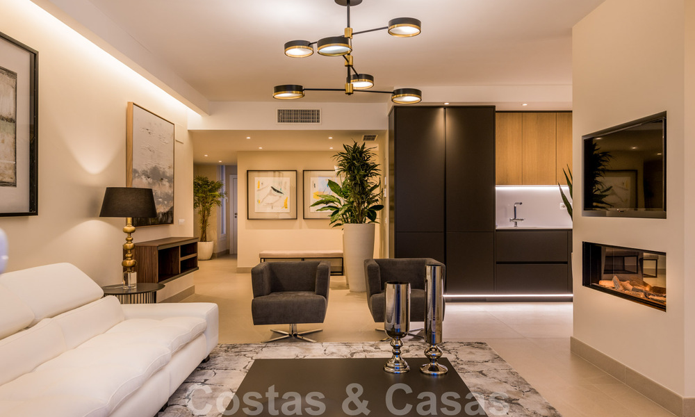 Eigentijds gerenoveerd eerstelijnsstrand Penthouse te koop met panoramisch zeezicht op de New Golden Mile tussen Marbella en Estepona 35287