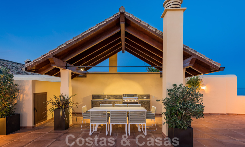 Eigentijds gerenoveerd eerstelijnsstrand Penthouse te koop met panoramisch zeezicht op de New Golden Mile tussen Marbella en Estepona 35288