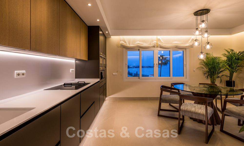 Eigentijds gerenoveerd eerstelijnsstrand Penthouse te koop met panoramisch zeezicht op de New Golden Mile tussen Marbella en Estepona 35292