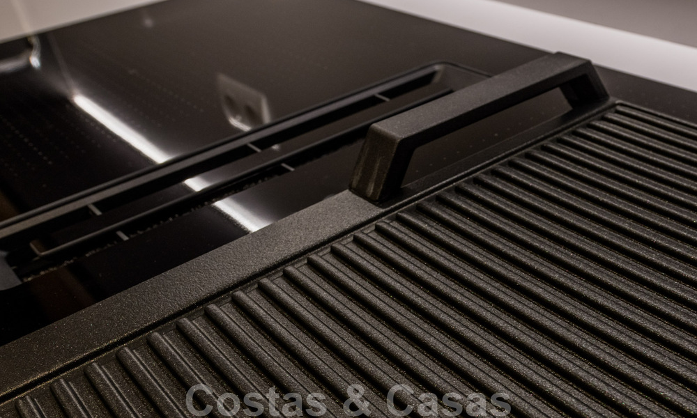 Eigentijds gerenoveerd eerstelijnsstrand Penthouse te koop met panoramisch zeezicht op de New Golden Mile tussen Marbella en Estepona 35293