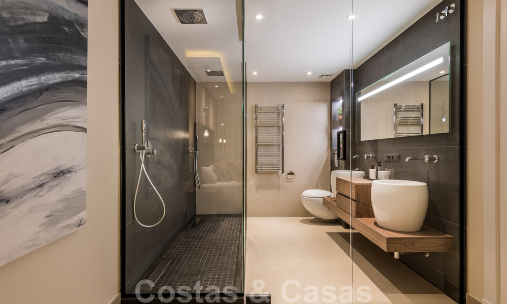 Eigentijds gerenoveerd eerstelijnsstrand Penthouse te koop met panoramisch zeezicht op de New Golden Mile tussen Marbella en Estepona 35294