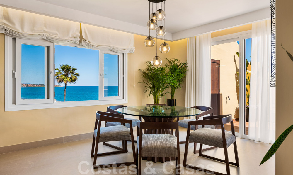 Eigentijds gerenoveerd eerstelijnsstrand Penthouse te koop met panoramisch zeezicht op de New Golden Mile tussen Marbella en Estepona 35296