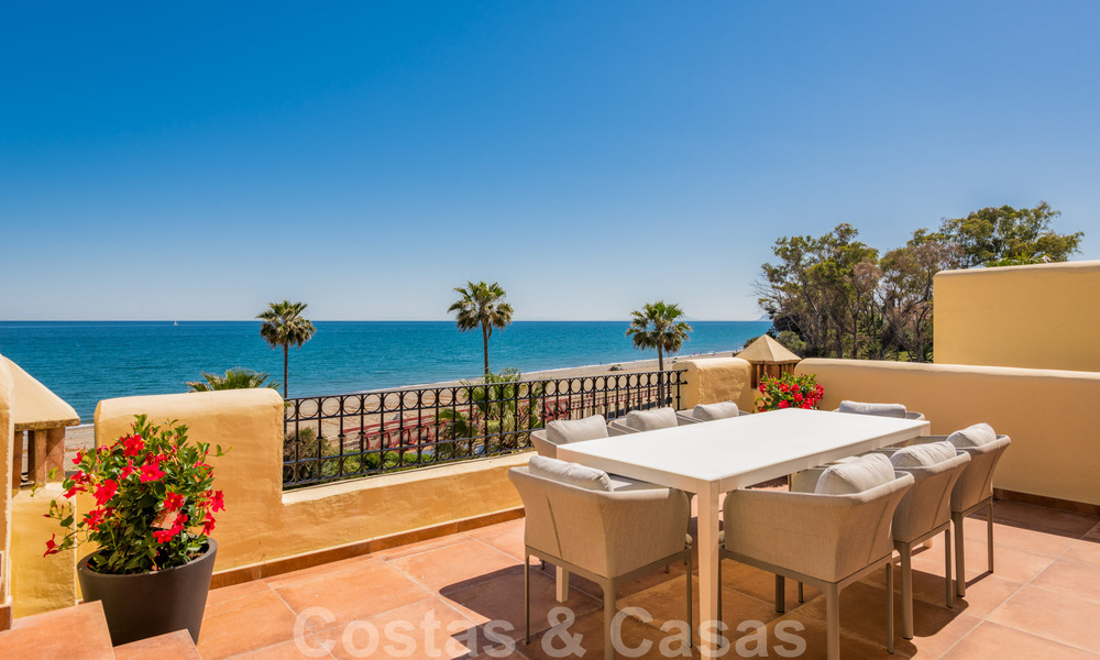 Eigentijds gerenoveerd eerstelijnsstrand Penthouse te koop met panoramisch zeezicht op de New Golden Mile tussen Marbella en Estepona 35297