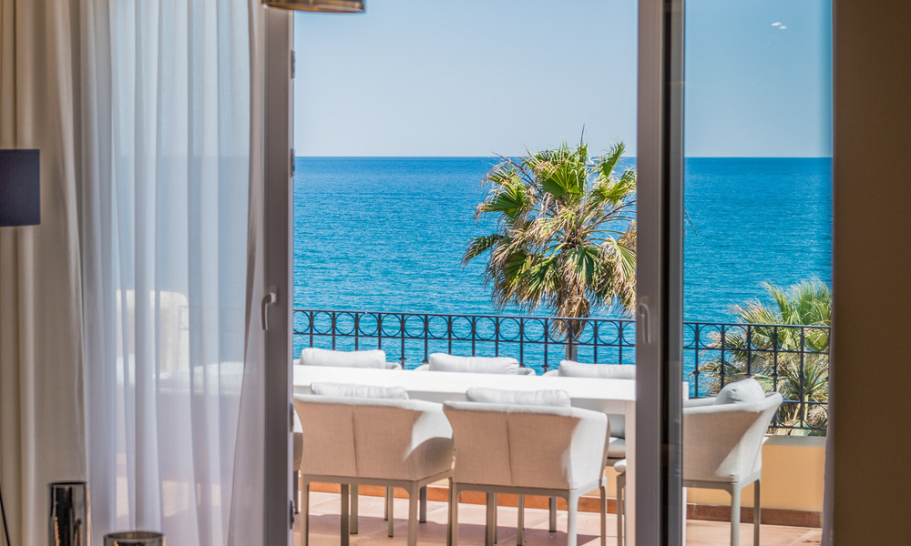 Eigentijds gerenoveerd eerstelijnsstrand Penthouse te koop met panoramisch zeezicht op de New Golden Mile tussen Marbella en Estepona 35301