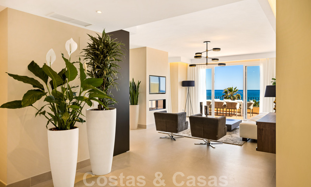 Eigentijds gerenoveerd eerstelijnsstrand Penthouse te koop met panoramisch zeezicht op de New Golden Mile tussen Marbella en Estepona 35302