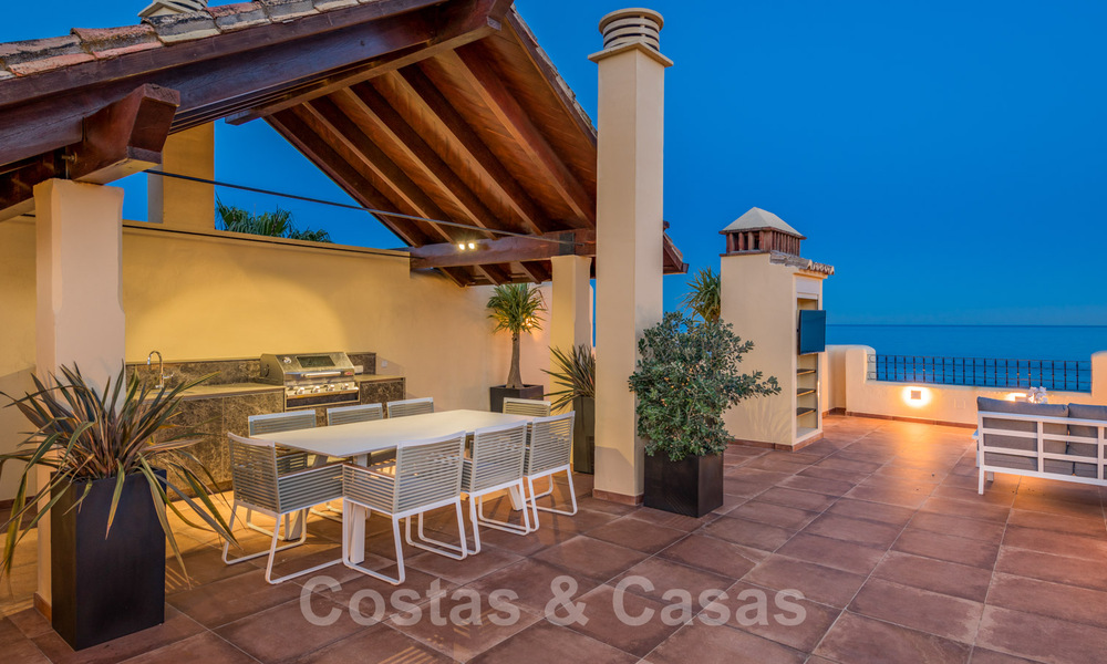 Eigentijds gerenoveerd eerstelijnsstrand Penthouse te koop met panoramisch zeezicht op de New Golden Mile tussen Marbella en Estepona 35305