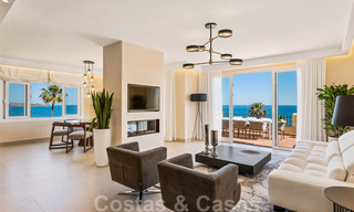 Eigentijds gerenoveerd eerstelijnsstrand Penthouse te koop met panoramisch zeezicht op de New Golden Mile tussen Marbella en Estepona 35307 