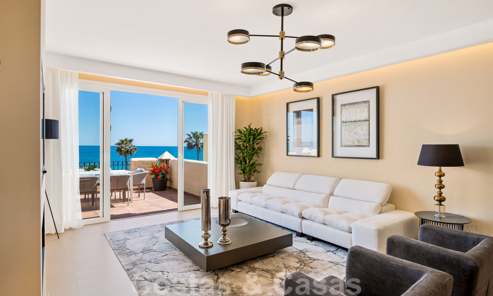Eigentijds gerenoveerd eerstelijnsstrand Penthouse te koop met panoramisch zeezicht op de New Golden Mile tussen Marbella en Estepona 35308