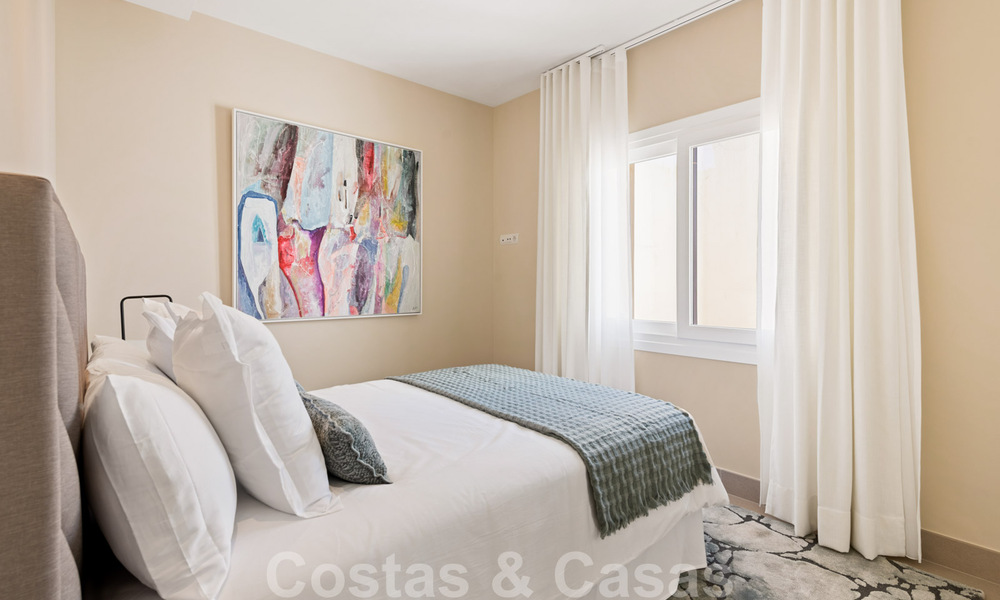 Eigentijds gerenoveerd eerstelijnsstrand Penthouse te koop met panoramisch zeezicht op de New Golden Mile tussen Marbella en Estepona 35309