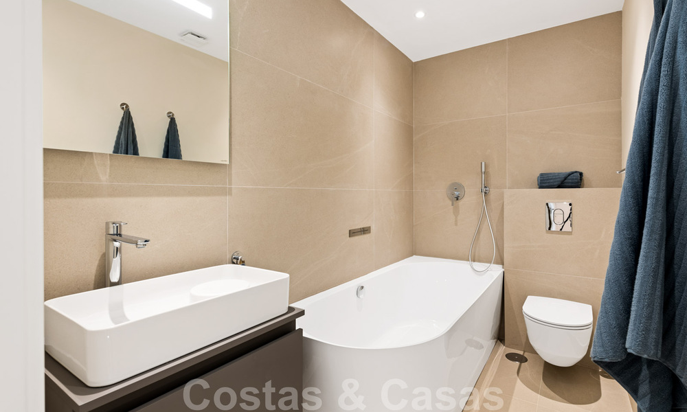 Eigentijds gerenoveerd eerstelijnsstrand Penthouse te koop met panoramisch zeezicht op de New Golden Mile tussen Marbella en Estepona 35310