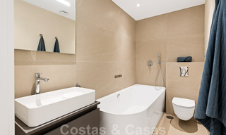 Eigentijds gerenoveerd eerstelijnsstrand Penthouse te koop met panoramisch zeezicht op de New Golden Mile tussen Marbella en Estepona 35310 