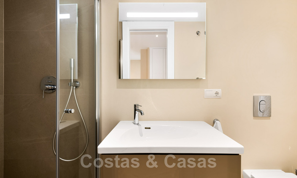 Eigentijds gerenoveerd eerstelijnsstrand Penthouse te koop met panoramisch zeezicht op de New Golden Mile tussen Marbella en Estepona 35311